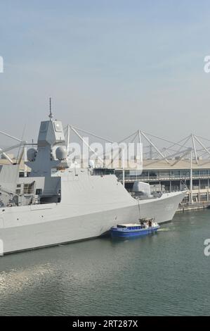 London, UK - 10. September 2023 - HNLMS de Ruyter, eine Fregatte der de Zeven Provinciën-Klasse der Royal Netherlands Navy, mit Liegeplatz in Royal Victoria, Dock, London, UK. HNLMS de Ruyter ist eines der besuchenden Schiffe, die in der Messe Defence and Security Equipment International (DSEI) zu sehen sind, die morgen für Besucher geöffnet wird. Die Fregatte ist nach dem niederländischen Admiral Michiel de Ruyter (1607–1676) benannt. Die Fachmesse dient als Forum zwischen Regierungen, nationalen Streitkräften, Industrie und Akademikern sowie als Waffenhandelsausstellung und findet alle zwei Jahre im Excel London, Großbritannien, statt. Stockfoto