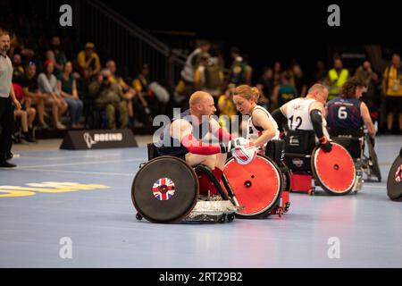 Düsseldorf, Deutschland. September 2023. Die Teams aus Frankreich (weiß) und Großbritannien (blau) werden bei den Invictus Games im Rollstuhlrugbysport gegeneinander antreten, die am Tag zuvor für Soldaten und Frauen eröffnet wurden, die Verletzungen in Dienst und Dienst oder dauerhafte Beeinträchtigungen aufgrund von Krankheiten des Körpers und des Geistes erlitten haben. Quelle: Christoph Reichwein/dpa/Alamy Live News Stockfoto