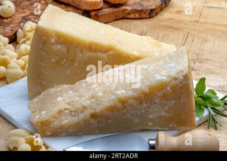 Käsesammlung, hartgereifter gelber italienischer Käseparmesan oder parmigiano reggiano aus nächster Nähe Stockfoto