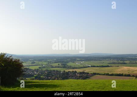 Blick vom Springhead Hill, zwischen Rackham und Kithurst Hill auf dem South Downs Way in der Nähe von Amberley und Storrington. Fluss Arun in mittlerer Entfernung Stockfoto