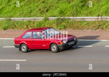 1990 90er Jahre Neunziger Red FORD ESCORT Eclipse 1297cc 5-Gang-Schaltgetriebe Stockfoto