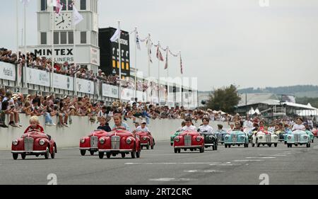 Goodwood, West Sussex, Großbritannien. September 2023. Settrington Cup, Austin J40 Pedalcar-Rennen beim Goodwood Revival in Goodwood, West Sussex, Großbritannien. © Malcolm Greig/Alamy Live News Stockfoto