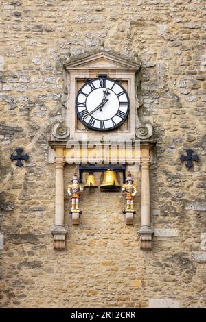Detail der Uhr des Carfax Tower (St. Martin’s Tower) im Zentrum von Oxford City, Oxfordshire, England Stockfoto