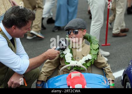 Goodwood, West Sussex, Großbritannien. September 2023. Josh Johnson Sieger des Settrington Cup Austin J40 Rennens wird beim Goodwood Revival in Goodwood, West Sussex, Großbritannien interviewt. © Malcolm Greig/Alamy Live News Stockfoto