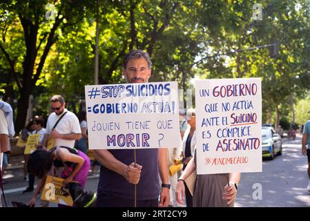 Die Menschen demonstrieren, dass sie am 10. September in Madrid einen Nationalen Plan zur Suizidprävention auf dem Paseo del Pardo fordern. Stockfoto