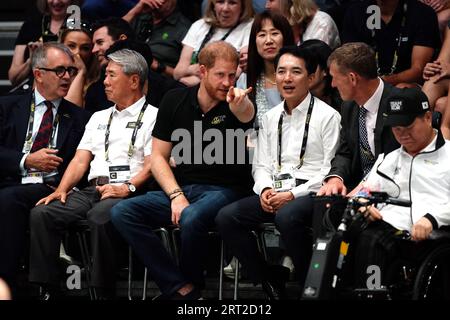 Der Herzog von Sussex beobachtet das Rugbyturnier in der Merkur Spiel-Arena während der Invictus-Spiele in Düsseldorf. Bilddatum: Sonntag, 10. September 2023. Stockfoto