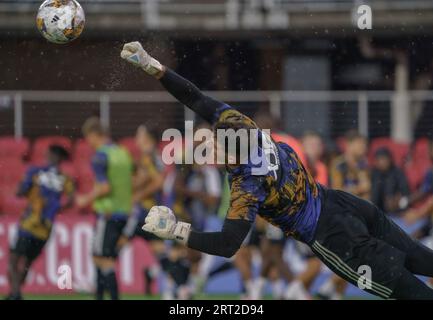 WASHINGTON, DC, USA - 09. SEPTEMBER 2023: D.C. United Torhüter Alex Bono (24) sichert sich vor einem MLS-Spiel zwischen DC United und San Jose Earthquakes am 09. September 2023 im Audi Field in Washington, DC. (Foto: Tony Quinn-Alamy Live News) Stockfoto