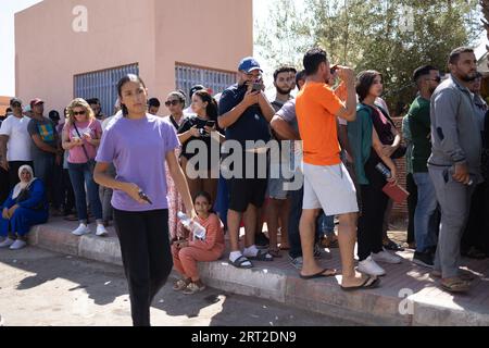 Marrakesch, Marokko. September 2023. Die Menschen warteten in Marrakesch, um Blut für Erdbebenopfer zu spenden. September 2023. Ein starkes Erdbeben, das Marokko am 8. September erschütterte, hat mindestens 2000 Menschen getötet. Foto: Raphael Lafargue/ABACAPRESS.COM Credit: Abaca Press/Alamy Live News Stockfoto