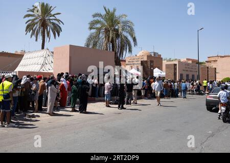 Marrakesch, Marokko. September 2023. Die Menschen warteten in Marrakesch, um Blut für Erdbebenopfer zu spenden. September 2023. Ein starkes Erdbeben, das Marokko am 8. September erschütterte, hat mindestens 2000 Menschen getötet. Foto: Raphael Lafargue/ABACAPRESS.COM Credit: Abaca Press/Alamy Live News Stockfoto