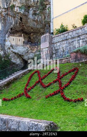 Heilige Höhle von Covadonga, katholisches Heiligtum in der Gemeinde Covadonga, Asturien. Stockfoto