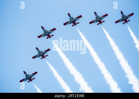 Adlerpatrouille der spanischen Luft- und Raumfahrtarmee in Flugformation. Stockfoto