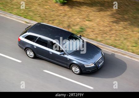 OSTRAVA, TSCHECHISCHE REPUBLIK - 14. JULI 2017: Audi A6 Avant Type C6 4F mit Bewegungsunschärfe in der Draufsicht Stockfoto