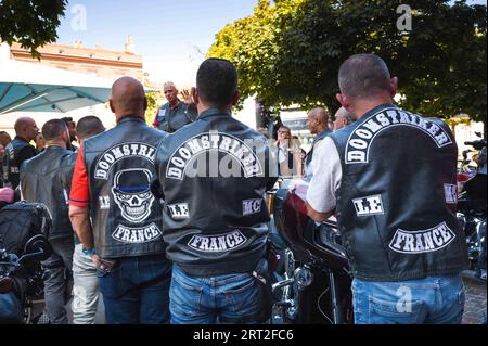 Toulouse, Frankreich. September 2023. Die MC France Doomstrikers in Toulouse. Ein Biker-Club, der sich aus Strafverfolgungsbehörden und Militärangehörigen zusammensetzt. LE für Strafverfolgungsbehörden und MC für Moto-Club. Frankreich, Toulouse, 8. September 2023. Foto von Patricia Huchot-Boissier/ABACAPRESS.COM Credit: Abaca Press/Alamy Live News Stockfoto