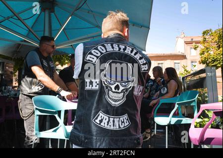 Toulouse, Frankreich. September 2023. Die MC France Doomstrikers in Toulouse. Ein Biker-Club, der sich aus Strafverfolgungsbehörden und Militärangehörigen zusammensetzt. LE für Strafverfolgungsbehörden und MC für Moto-Club. Frankreich, Toulouse, 8. September 2023. Foto von Patricia Huchot-Boissier/ABACAPRESS.COM Credit: Abaca Press/Alamy Live News Stockfoto