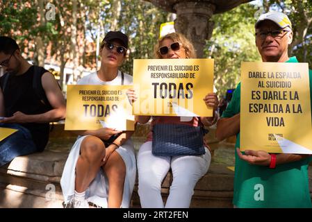 Madrid, Spanien. September 2023. Die Menschen demonstrieren, dass sie am 10. September in Madrid einen Nationalen Plan zur Suizidprävention auf dem Paseo del Pardo fordern. (Foto: Oscar Gonzalez/SIPA USA) (Foto: Oscar Gonzalez/SIPA USA) Credit: SIPA USA/Alamy Live News Stockfoto