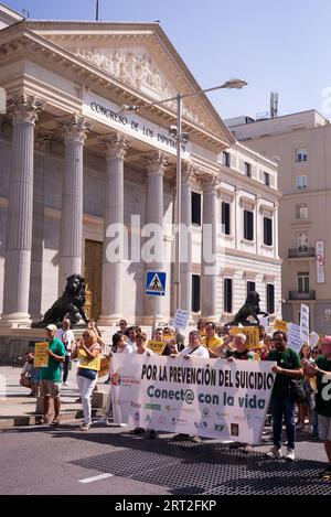 Madrid, Spanien. September 2023. Die Menschen demonstrieren, dass sie am 10. September in Madrid einen Nationalen Plan zur Suizidprävention auf dem Paseo del Pardo fordern. (Foto: Oscar Gonzalez/SIPA USA) (Foto: Oscar Gonzalez/SIPA USA) Credit: SIPA USA/Alamy Live News Stockfoto