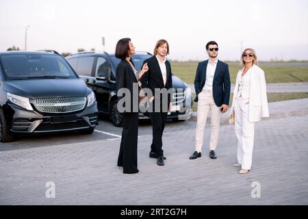 Eine Gruppe von Geschäftsleuten spricht im Freien Stockfoto