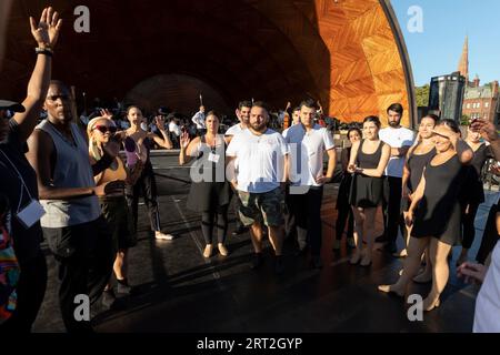 Sayat Nova Dance Company probt mit dem Boston Landmarks Orchestra im Hatch Shell an der Esplanade in Boston, Massachusetts Stockfoto