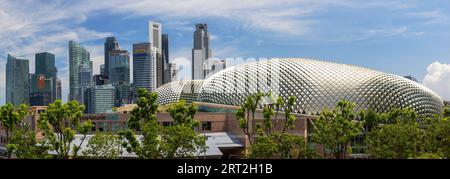 Wolkenkratzer des zentralen Geschäftsviertels und Theater in der Bucht von Singapur Stockfoto