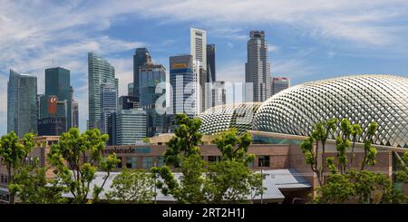 Wolkenkratzer des zentralen Geschäftsviertels und Theater in der Bucht von Singapur Stockfoto