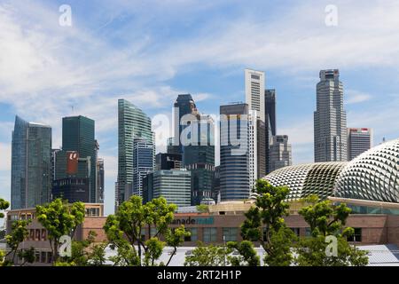 Wolkenkratzer des zentralen Geschäftsviertels und Theater in der Bucht von Singapur Stockfoto