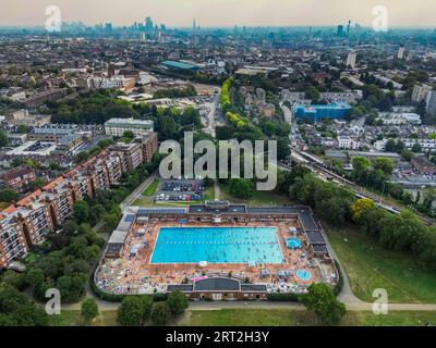 London, Großbritannien. September 2023. Eine Oase in einer kochenden Stadt - Eine Mini-Hitzewelle im Spätsommer/Frühherbst, auch bekannt als indischer Sommer, führt zu sonnigem Wetter und bringt Menschen zum Parliament Hill lido. Guy Bell/Alamy Live News Stockfoto