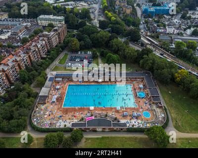 London, Großbritannien. September 2023. Eine Oase in einer kochenden Stadt - Eine Mini-Hitzewelle im Spätsommer/Frühherbst, auch bekannt als indischer Sommer, führt zu sonnigem Wetter und bringt Menschen zum Parliament Hill lido. Guy Bell/Alamy Live News Stockfoto