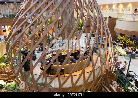 Bar in der Lobby des Parkroyal Collection Marina Bay Hotel, Singapur Stockfoto