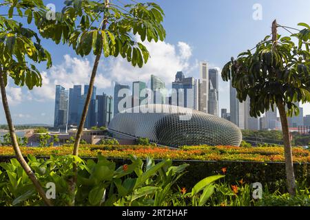 Wolkenkratzer des zentralen Geschäftsviertels und Theater in der Bucht von Singapur Stockfoto