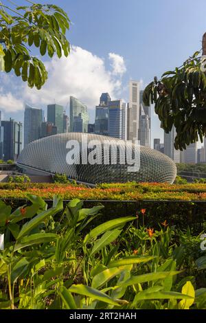 Wolkenkratzer des zentralen Geschäftsviertels und Theater in der Bucht von Singapur Stockfoto