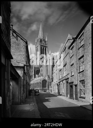 Kathedrale Von Truro, Hochkreuz, Truro, Cornwall, 1945-1960. Blick in Richtung Nordwesten entlang der St. Mary's Street in Richtung der Kathedrale. Stockfoto