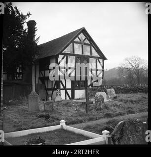 Old Boys' School, Rectory Lane, Cradley, Herefordshire, 1940. Das westliche Ende der Old Boys School (später Cradley Village Hall), das vom Friedhof der St. James's Church in nordwestlicher Richtung gesehen wird. Stockfoto