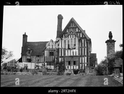 Huddington Court, Huddington, Wychavon, Worcestershire, 1940-1948. Blick von außen auf Huddington Court und Gärten, mit Blick auf die Rückseite des Gebäudes vom Ostflügel und einem ursprünglichen externen Kamin aus dem 16. Jahrhundert. Der Hof liegt auf einer Insel in einem Wassergraben und wurde im 17. Jahrhundert von der Familie Wintour bewohnt. Es wird angenommen, dass es der Ort war, an dem Robert Catesby 1604 das Gunpower-Grundstück schlüpfte. Wintour kann auch als Wyntour bezeichnet werden. Stockfoto