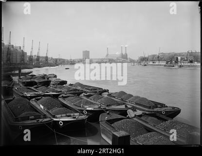 Vauxhall, Lambeth, Greater London Authority, 1945-1960. Südwestlich entlang der Themse von südlich der Vauxhall Bridge, mit im Vordergrund verankerten Kohlebargen und Battersea Power Station in der Ferne. Stockfoto