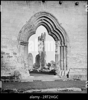 Byland Abbey, Byland Mit Wass, Ryedale, North Yorkshire, 1920-1945. Blick auf die Ruinen der Abtei durch die Westtür der Kirche in Byland Abbey. Stockfoto