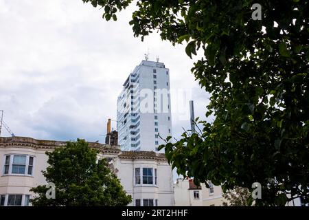 Sussex Heights Wohnblock in Brighton mit Russell Square Häusern im Vordergrund Stockfoto