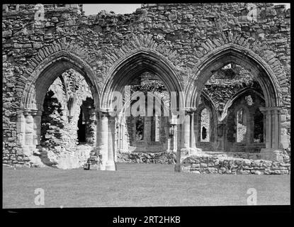 Fountains Abbey, Harrogate, North Yorkshire, 1940-1949. Ein Blick auf die Ruinen der Fountains Abbey, die durch ein Triptychon aus Bögen im Vordergrund gesehen werden. Die Bögen sind in Freestone gesetzt, der an der Spitze beschädigt ist und niedrige Steinmauern direkt hinter ihnen freilegt. Weiter im Hintergrund befinden sich weitere Reihen von Bögen parallel und senkrecht zur Vorderseite. Das Kloster wurde 1132 von Zisterziensermönchen gegründet und ist eines der schönsten erhaltenen Abteien. Das Hauptgebäude befand sich zwischen 1170-1247 und dem späten 15. Jahrhundert bis zum frühen 16. Jahrhundert. Das Kloster hatte nach der Auflösung viele Besitzer und ist heute Eigentümer Stockfoto