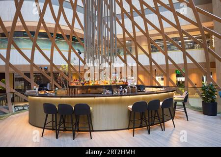 Bar in der Lobby des Parkroyal Collection Marina Bay Hotel, Singapur Stockfoto