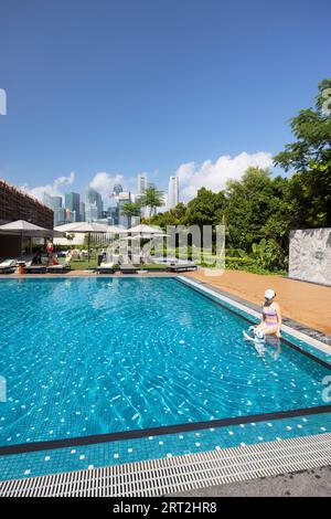 Pool in der Skyline Bar des Parkroyal Collection Marina Bay Hotel, Singapur Stockfoto