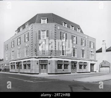 Angel Tavern, Fore Street, Edmonton, Enfield, Greater London Authority, 1930-1934. Ein Blick auf die Angel Tavern, Fore Street, nach dem Wiederaufbau gesehen. Das Foto zeigt das Gebäude, nachdem es 1930 vom Architekten AW Blomfield FRIBA für die Brauerei Watney, Combe, Reid &amp; Co. Umgebaut wurde Das Gebäude wurde in den späten 1960er Jahren abgerissen, um Platz für die North Circular Road zu schaffen. Stockfoto