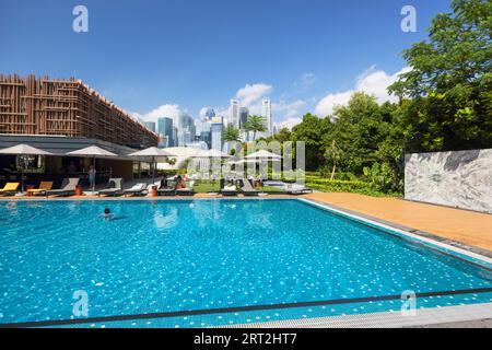 Pool in der Skyline Bar des Parkroyal Collection Marina Bay Hotel, Singapur Stockfoto