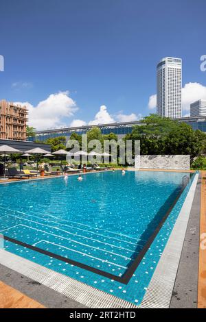 Pool in der Skyline Bar des Parkroyal Collection Marina Bay Hotel, Singapur Stockfoto