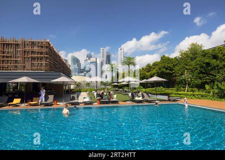 Pool in der Skyline Bar des Parkroyal Collection Marina Bay Hotel, Singapur Stockfoto