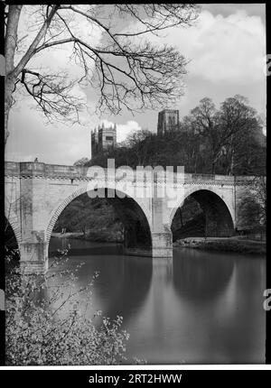 Durham Cathedral, Palace Green, Durham, County Durham, 1948. Blick auf die Brücke über den Fluss Wear aus dem Südwesten, mit Durham Cathedral auf dem Hügel im Hintergrund. Stockfoto