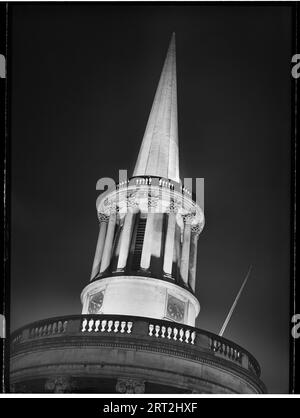 All Souls Church, Langham Place, Marylebone, City of Westminster, Greater London Authority, 1950. Blick von Südosten auf den restaurierten Kirchturm, der nachts beleuchtet wird. Stockfoto