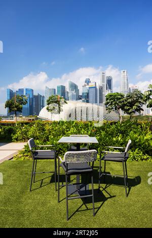 Skyline Bar des Parkroyal Collection Marina Bay Hotel mit Wolkenkratzern des zentralen Geschäftsviertels und Theatern an der Bucht, Singapur Stockfoto