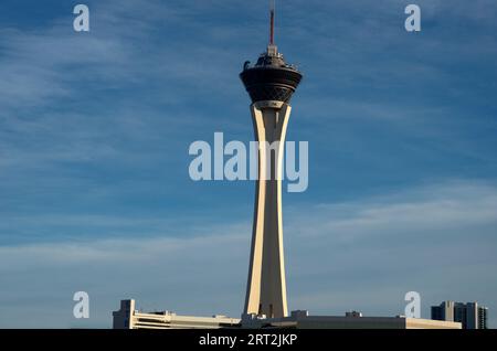 The Statrosphere, Las Vegas, Nevada, USA, 2022. Das Strat(Osphere) Hotel und Kasino am Ende des Strip, 1149 Fuß (350 Meter) hoch, das höchste in Las Vegas, Nevada und das fünfthöchste in den USA. Stockfoto