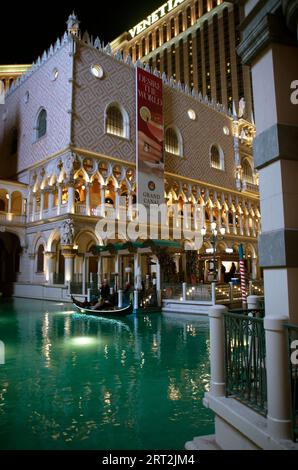 The Strip, Las Vegas, Nevada, USA, 2022. Blick auf das Venetian Hotel und Casino mit seiner Wasserstraße und Gondel, den Strip, Las Vegas, Nevada, USA. Stockfoto