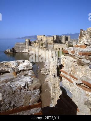 Mamure Castle, vermutlich im 14. Jahrhundert auf römischen Fundamenten erbaut, war zum Schutz vor Piraten konzipiert und war während der Kreuzzüge, Anamur, Türkei, 2019 wichtig. Stockfoto