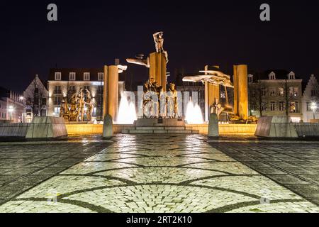 BRÜGGE, BELGIEN - 19. FEBRUAR 2016: Blick auf einen Brunnen und eine Statue am Het Zand-Platz bei Nacht in Brügge. Stockfoto